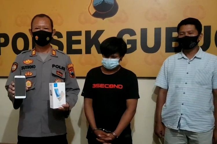 Polsek Gubug menunjukkan pelaku pencurian handphone, Nurkolis (30) alias Mamat, Kamis (8/4/2021).