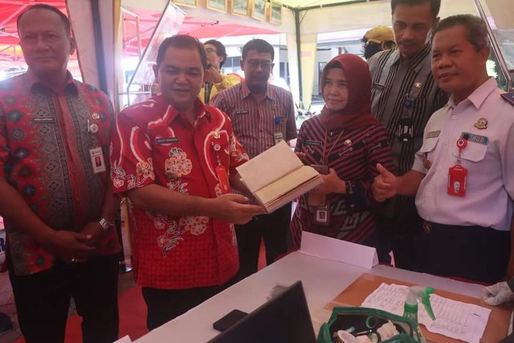 Bupati Semarang Ngesti Nugraha melihat kitab kuno yang direstorasi