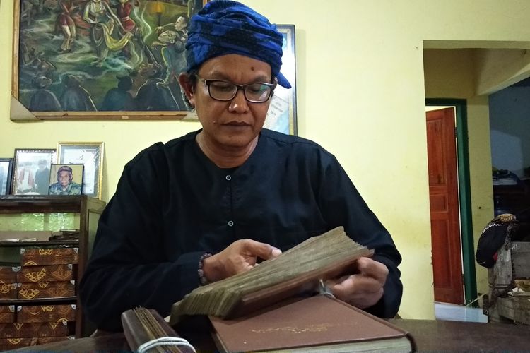 Ki Tarka Sutaraharja saat membacakan naskah kuno jenis kropak