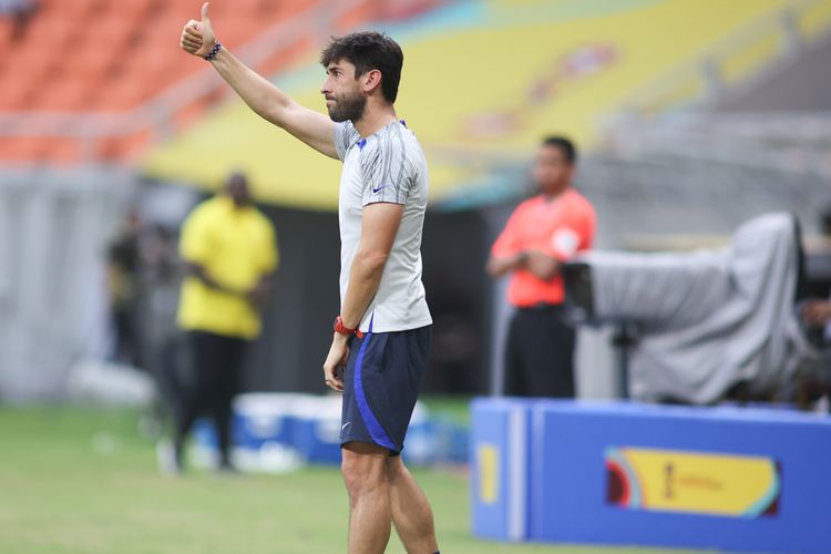 Pelatih timnas U17 Amerika Serikat, Gonzalo Segares, dalam pertandingan kedua Grup E melawan Burkina Faso, di Jakarta International Stadium, Rabu (15/11/2023).