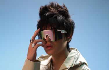 Lirik Lagu RUNAWAY W ME - Warren Hue