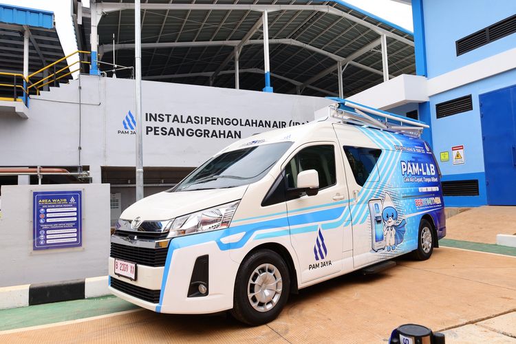 Layanan mobile laboratorium PAM LAB dari PAM JAYA yang mampu menguji kualitas air secara cepat dan akurat langsung di lapangan.