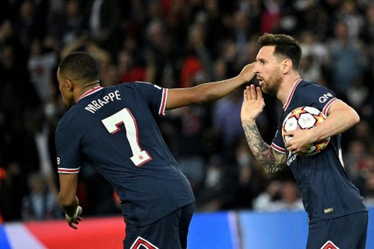 Kylian Mbappe (kiri) dan Lionel Messi (kanan) ketika merayakan gol pada laga ketiga Grup A Liga Champions yang mempertemukan PSG vs Leipzig di Stadion Parc des Princes, Rabu (20/10/2021) dini hari WB.