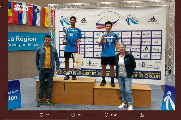 Tangkapan layar Twitter @INABadminton yang memuat momen ketika dua tunggal putra Indonesia, Alwi Farhan (kiri) dan Bodhi Ratana Teja Gotama (kanan), berdiri di atas podium Alpes International U19 2022 di Voiron, Perancis, Minggu (10/4/2022).