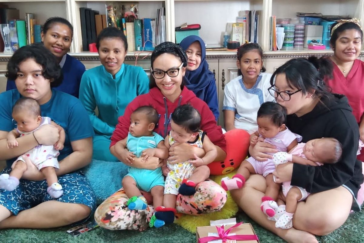 Monica Soraya Haryanto (41) bersama enam bayi adopsinya, anak kandungnya, dan para pengasuh anak saat berada di rumahnya di kawasan Cilandak, Jakarta. Enam bayinya berasal dari ibu yang tak mampu membesarkan anaknya dan juga bayi dari pasangan di luar nikah.