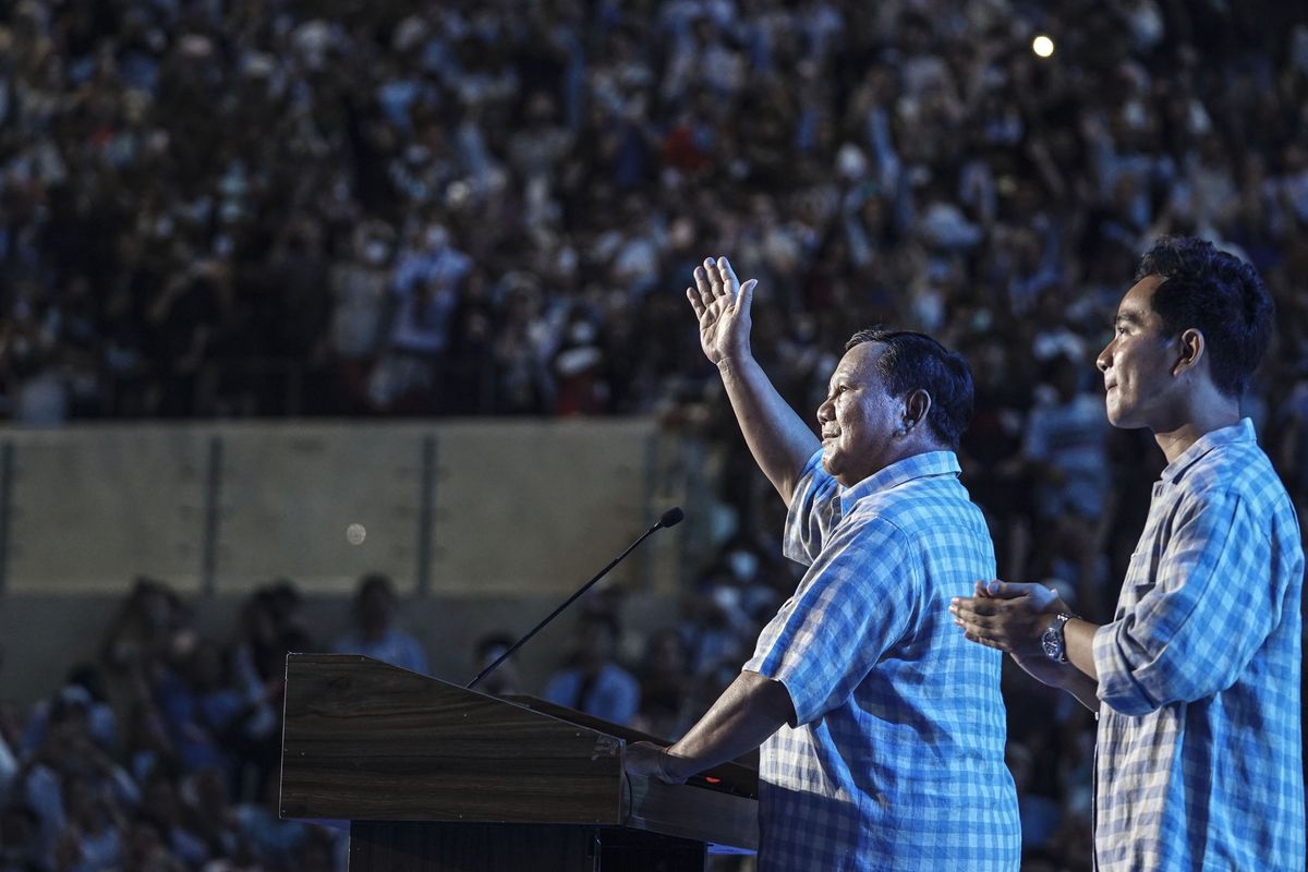 Calon presiden dan calon wakil presiden nomor urut 2 Prabowo Subianto dan Gibran Rakabuming Raka menyampaikan pidato saat menghadiri acara pemantauan hasil hitung cepat atau quick count di Istora Senayan, Jakarta, Rabu (14/2/2024). Prabowo-Gibran menggelar pidato kemenangan usai sejumlah lembaga survei menempatkan capres-cawapres nomor urut 2 unggul atas dua pesaingnya dengan perolehan suara 51-60 persen.