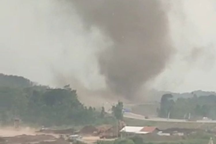Angin puting beliung menerjang wilayah Paseh, Sumedang, Jumat (13/1/2023) sore. Screenshoot video/KOMPAS.com