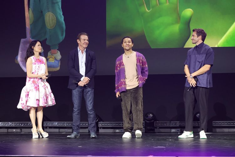 Para bintang film animasi produksi Disney, (dari kiri) Lucy Liu, Dennis Quaid, Jaboukie Young-White, dan Jake Gyllenhaal berbicara di panggung D23 Expo 2022 yang digelar di Anaheim Convention Center, Anaheim, California, Jumat (9/9/2022). 