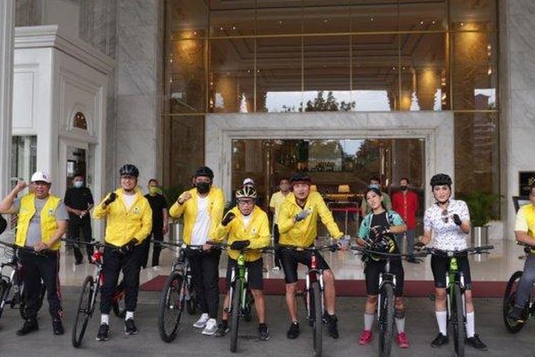 CALON Wali Kota Medan, Muhammad Bobby Afif Nasution gowes bareng dan senam bersama fungsionaris Partai Golkar di Lapangan Merdeka Medan, Sabtu (21/11/2020). 