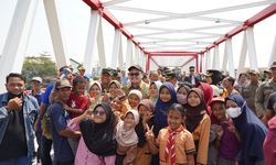 Mas Dhito Resmikan Jembatan Jongbiru, Warga Sekitar Sambut Antusias