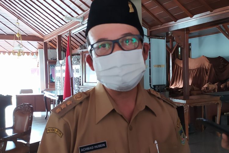 Bupati Banyumas Achmad Husein seusai rapat koordinasi penanganan Covid-19 di Pendapa Sipanji Purwokerto, Kabupaten Banyumas, Jawa Tengah, Senin (14/9/2020).
