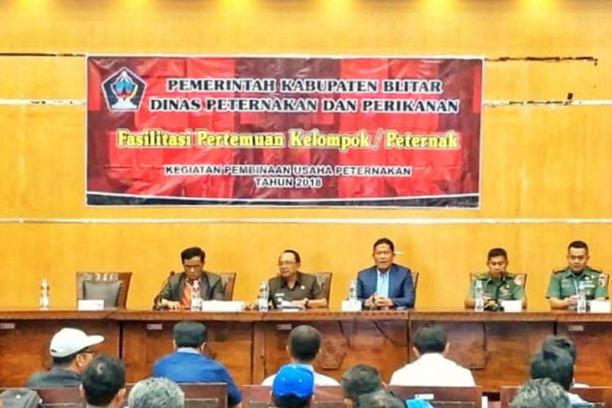 Bupati Blitar Rijanto (mengenakan safari) memfasilitasi pertemuan antara Kementerian Pertanian yang diwakili oleh Dirjen PKH I Ketut Diarmita (mengenakan jaket) dan Dirjen TP Sumardjo Gatot Irianto (mengenakan jas) dengan para peternak petelur di Blitar.