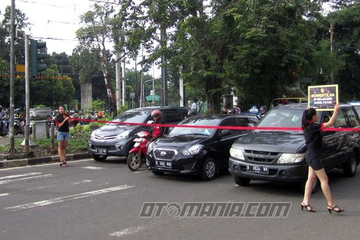 Kampanye Gerakan Tertib Lalu Lintas yang kembli digulirkan hari ini, Rabu (23/3/2016), di perempatan lampu lalu lintas Palmerah Selatan, Jakarta.