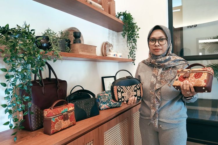 Seorang karyawan memamerkan produk UMKM berupa tas etnik dari Etnapraya asal Surabaya yang kini mulai mencuri perhatian berkat karakter unik dan semangat lokal yang diusungnya.