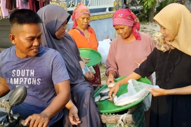 Sabar Menanti 14 Tahun, Pasutri Pedagang Ikan di Lamongan Akhirnya Berangkat Haji 2026