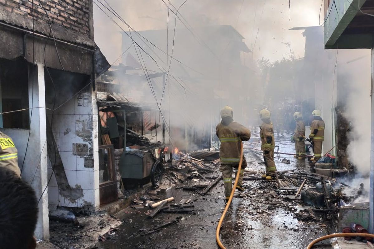 Sebanyak 10 bangunan semipermanen di Jalan Swadaya 5, Cempaka Baru, Kemayoran, Jakarta Pusat, terbakar. Api diduga muncul akibat akibat korsleting listrik dari salah satu rumah warga, Kamis (22/9/2022).