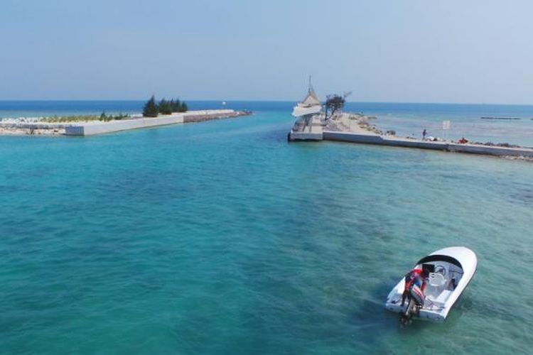 Pemandangan laut dari atas Jembatan Cinta di Pulau Tidung, Pulau Seribu, DKI Jakarta.