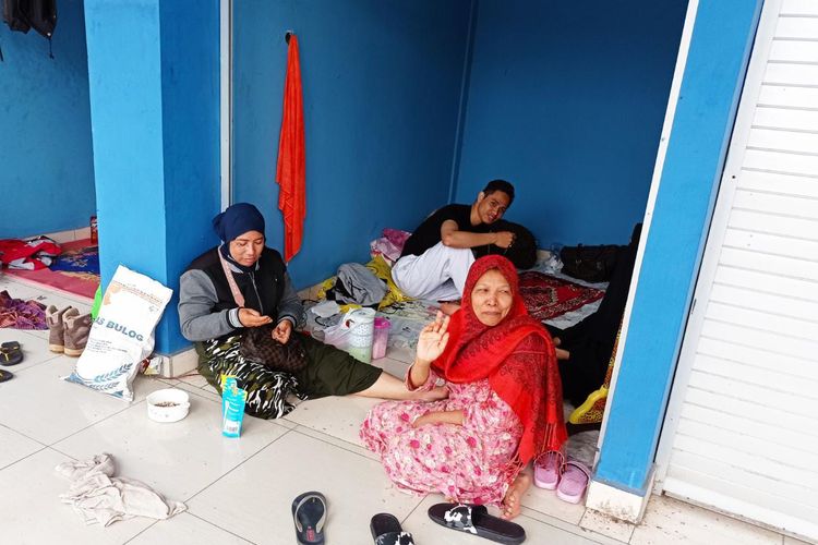 Halimah (baju merah) salah satu pengungsi yang membutuhkan selimut dan alas tidur di lokasi pengungsian di Terminal Induk Pal Jalan Pramuka Banjarmasin, Kalsel (16/1/2021). 