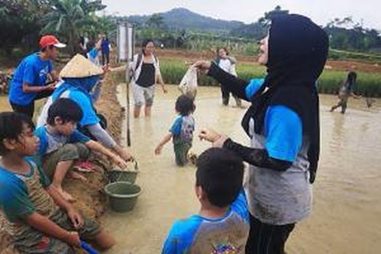 Anak-anak bermain lumpur sembari belajar di Community Learning Centre di Babakan Madang, Bogor, Jawa Barat.