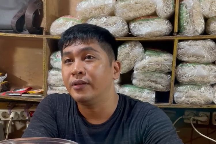 Pedagang pasar bernama Phillips (37) saat ditemui Kompas.com di Pasar Koja Baru, Jakarta Utara, Selasa (24/10/2023).