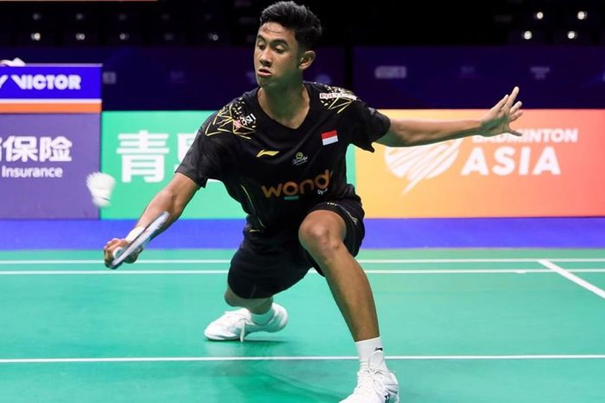 Aksi Alwi Farhan pada Kejuaraan Beregu Campuran Asia 2025, Selasa (11/2/2025).