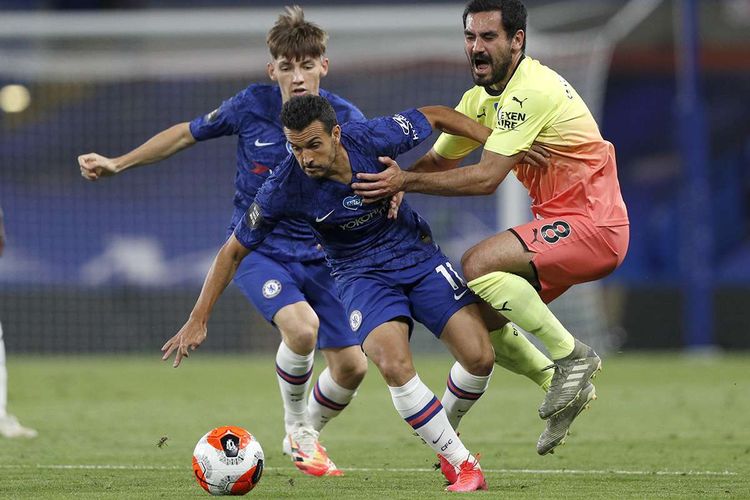 Pemain Manchester City, Ilkay Gundogan (kanan), beradu dengan pemain Chelsea, Pedro, dalam laga Liga Utama Inggris antara Chelsea dan Manchester City di Stamford Bridge, London, Inggris, Kamis (25/6/2020). Liverpool dipastikan menjuarai Liga Inggris 2019-2020 seusai kekalahan Manchester City dari Chelsea yang membuat mereka tak bisa mengejar 86 poin yang dimiliki The Reds, julukan Liverpool.