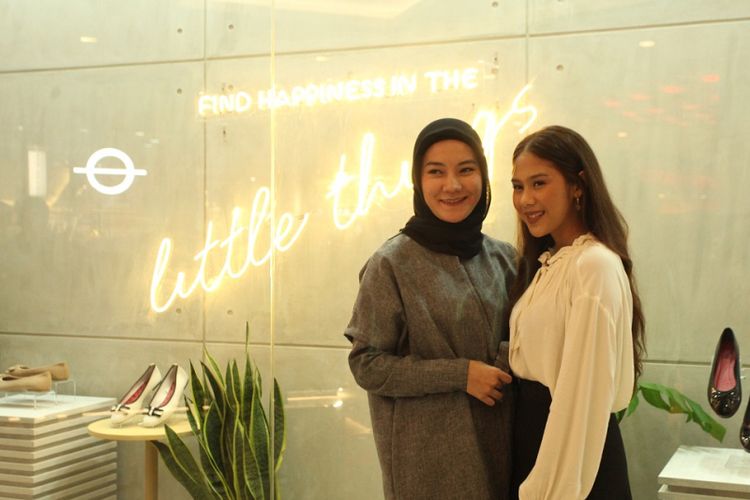 Brand Manager The Little Things She Needs Yade Hanifa dan penyangi Nadin Amizah pada peresmian rebranding The Little Things She Needs di Mal Kota Kasablanka, Jumat (2/3/2019). 