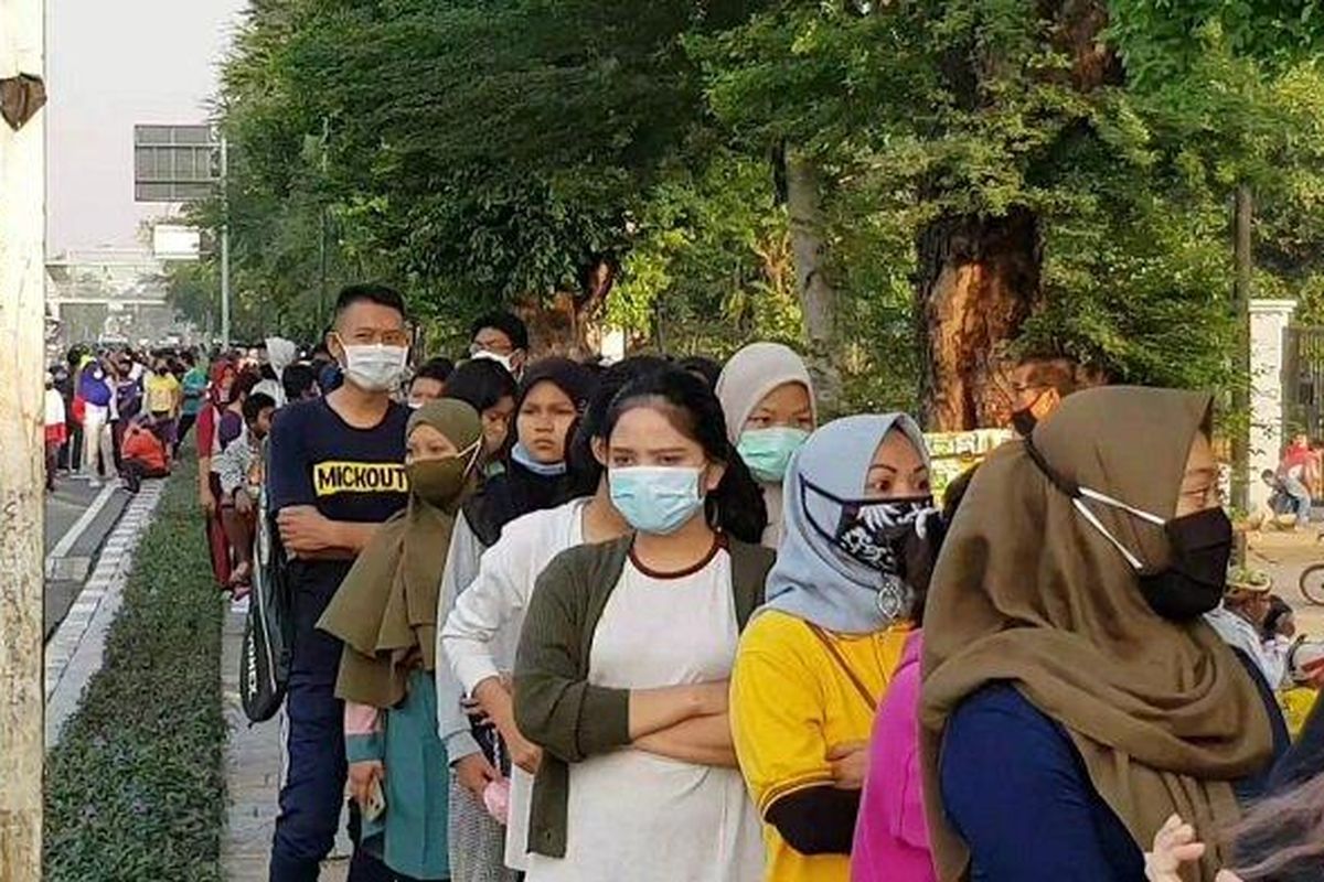 Suasana di depan area Jakarta International Velodrome, Pulogadung, Jakarta Timur, Minggu (26/7/2020).