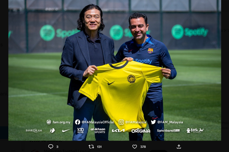 Tangkapan layar Twitter @FAM_Malaysia yang memuat momen ketika pelatih kepala timnas Malaysia Kim Pan Gon (kiri) berfoto bersama pelatih Barcelona Xavi Hernandez (kanan) di pusat pelatihan Barcelona. Momen pertemuan ini terjadi di tengah agenda kunjungan teknis tim pelatih Malaysia ke Barcelona, 17-25 April 2023.