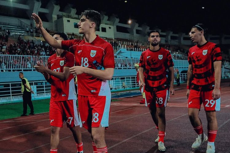 Skuat Timnas U22 Indonesia menyapa suporter yang datang di Stadion Pakansari, Cibinong, Kabupaten Bogor dalam laga uji coba kontra Mali Sabtu (15/11/2025). 