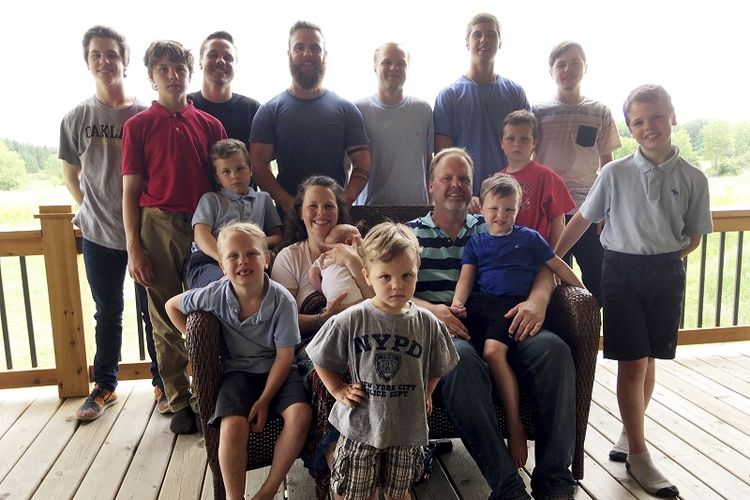 Dalam file foto 30 Mei 2018 ini, keluarga Schwandt berpose untuk foto di peternakan mereka di Lakeview, Michigan. Berdiri dari kiri adalah Tommy, Calvin, Drew, Tyler, Zach, Brandon, Gabe, Vinny dan Wesley. Duduk, mulai dari kiri atas adalah Charlie, Luke, ibu Kateri memegang Finley, ayah Jay dengan Tucker dan Francisco di latar depan. Keluarga 14 laki-laki telah menyambut putri pertama mereka hampir tiga dekade setelah kelahiran anak pertama mereka. 