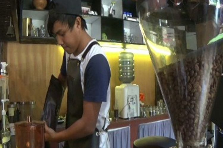 Warkop Dreams Coffee yang terletak di Jalan Jenderal Sudirman Mamasa, Sulawesi Barat menawarkan 15 racikan kopi lokal Kondosapa Mamasa. Warkop ini diminati pengunjung tidak hanya kalangan remaja dan anak muda, tapi juga pegawai dan pejabat setempat, tak terkecuali wisatawan asing yang berwisata ke daerah bersuhu dingin ini.