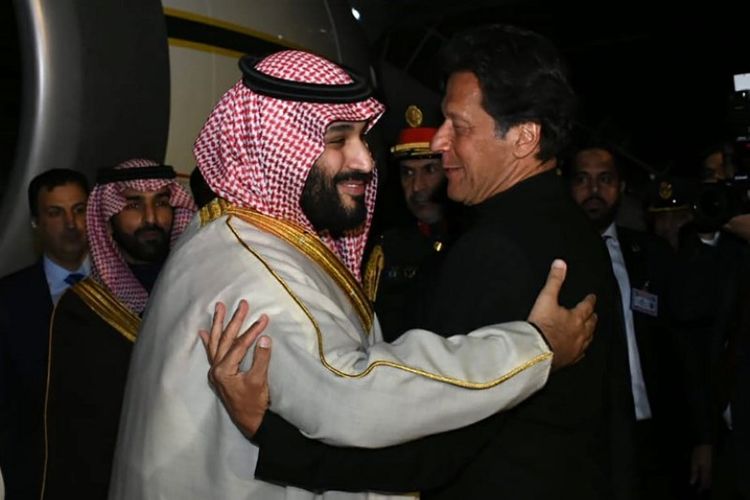 Perdana Menteri Pakistan Imran Khan (kanan) menyambut Putra Mahkota Arab Saudi Pangeran Mohammed bin Salman (kiri) di pangkalan militer Nur Khan Air Force di Islamabad, Minggu (17/2/2019). (AFP/Pakistans Press Information Department)