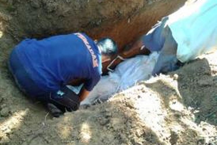 Jenazah wanita tanpa identitas yang tewas digorok akhirnya dimakamkan oleh pihak RSUD M. Yunus, Bengkulu