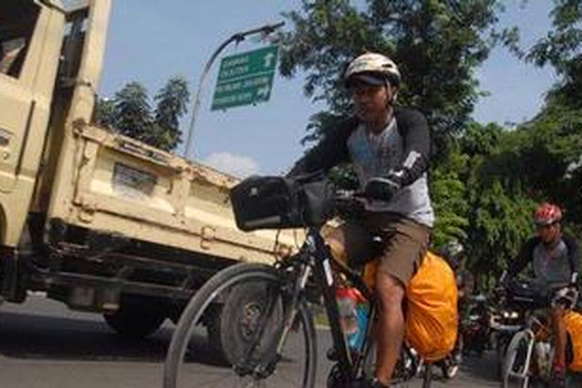 Marta Murfeni, atlet balap sepeda yang ikut dalam rombongan Gowes Jurnalistik Pantau Jalur Mudik 2011 Jakarta-Surabaya.