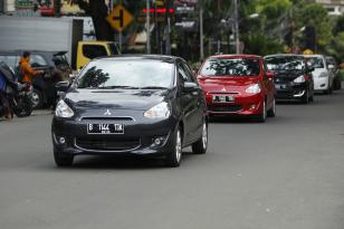 Mobil New Mitsubishi Mirage saat menjajal jalanan Jakarta di acara Drive and Ride bersama Kompasianer, Minggu (8/3/2015). Dalam acara ini sebanyak 24 kompasianer diberikan kesempatan untuk menjajal city car New Mitsubishi Mirage berkeliling Jakarta.