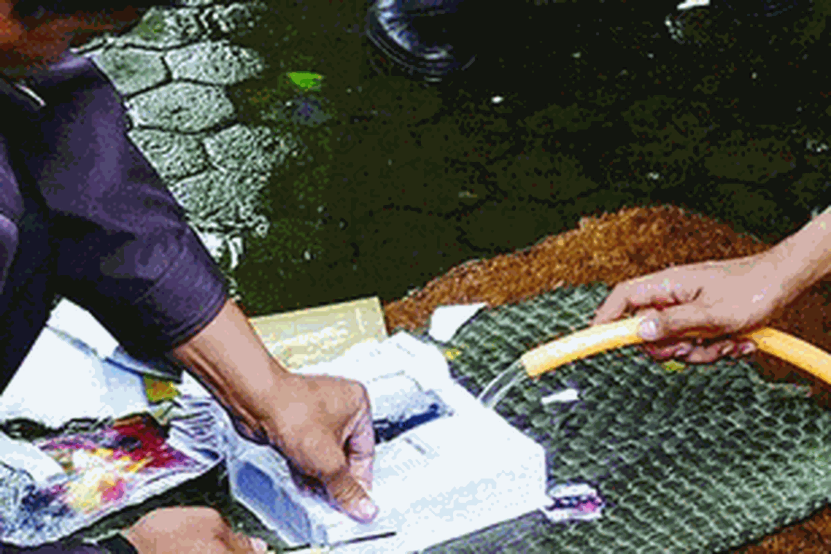 Polisi berupaya menjinakkan bom rakitan di depan gedung eks Teater Utan Kayu, kompleks Komunitas Utan Kayu, Matraman, Jakarta Timur, Selasa (15/3/2011). Bom di dalam buku itu kemudian meledak.