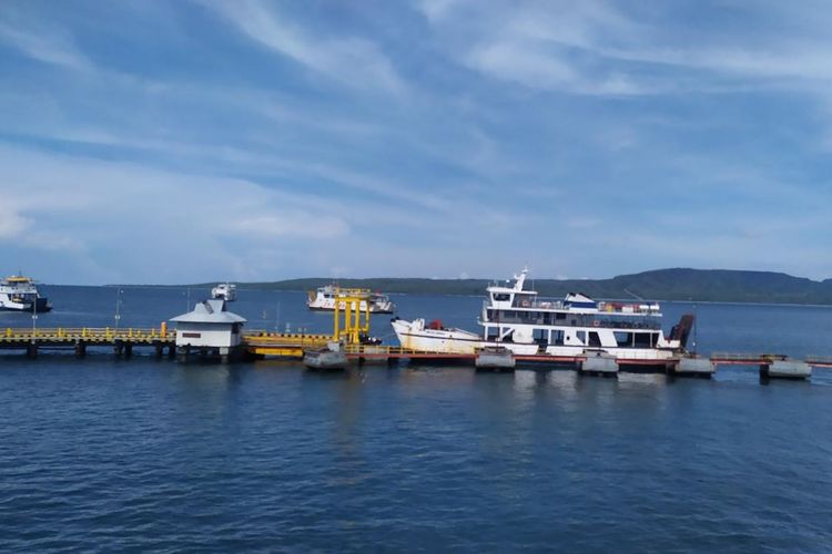 Aktivitas penyebarangan kapal di Pelabuhan Ketapang-Gilimanuk. 