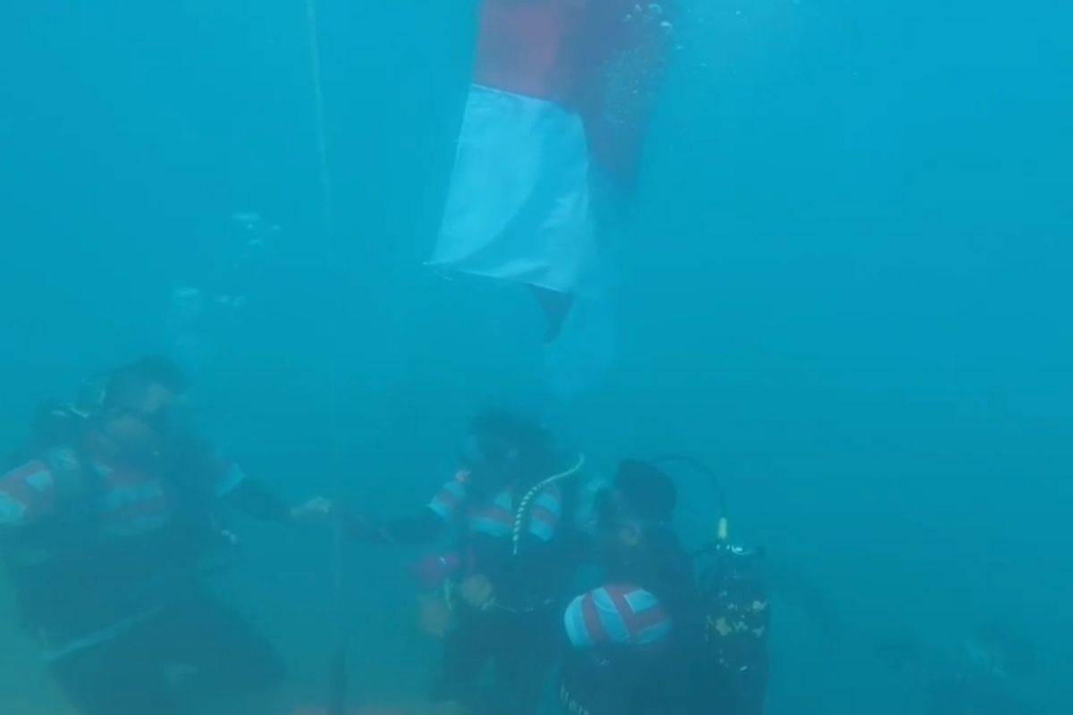 Prosesi pengibaran bendera merah putih di dasar laut perairan Gili Labak Kabupaten Sumenep, Rabu (17/8/2022). 
