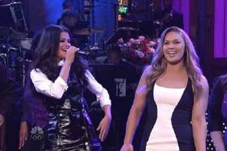 Ronda Rousey (kanan) dan Selena Gomez
