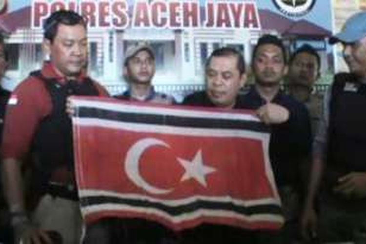 Polres Aceh Jaya mengamankan empat pucuk senjata api dan bendera GAM dari dua tersangka kelompok bersenjata pimpinan Maimun, alias Abu Rimba.
