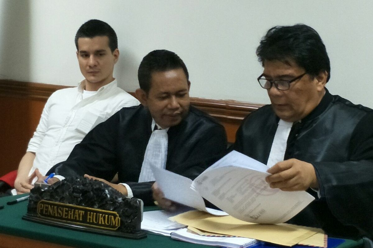 Artis peran Steve Emmanuel (kiri) didampingi tim kuasa hukum menjalani sidang lanjutan kasus dugaan narkoba di Pengadilan Negeri Jakarta Barat, Slipi, Kamis (23/5/2019).