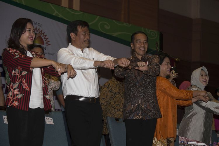 Presiden Joko Widodo (tengah) bersama Ibu Negara Iriana Joko Widodo (kedua kanan), Gubernur DKI Jakarta Djarot Saiful Hidayat (kedua kiri) berserta istri Happy Saiful Hidayat (kiri) dan Ketua Organisasi Aksi Solidaritas Era Kabinet Kerja Erni Tjahjo Kumolo (kanan) berjoget Maumere saat menghadiri Penutupan Pelatihan Akbar Guru Pendidikan Anak Usia Dini (PAUD) di Islamic Center Jakarta, Rabu (20/9/2017). Presiden meminta guru PAUD menanamkan pendidikan karakter kepada siswa-siswi sejak usia dini khususnya tentang budi pekerti.