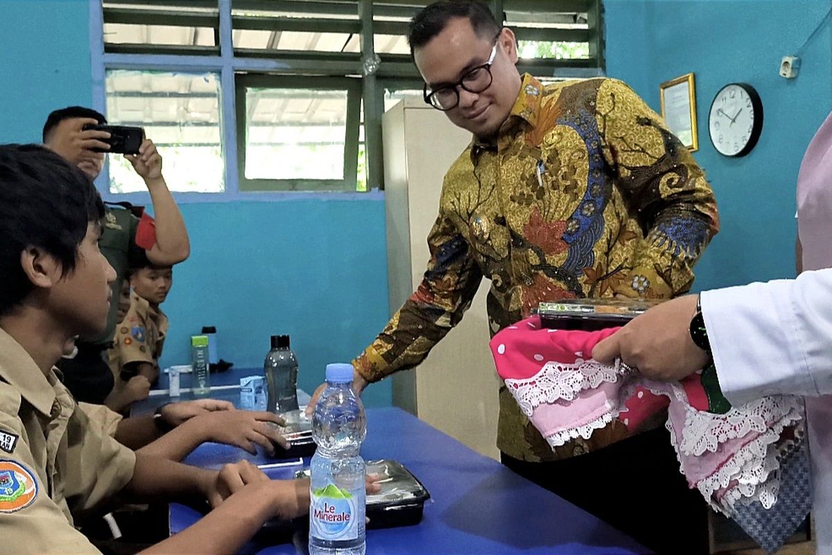 Pilar Bagikan Makan Bergizi Gratis, Menunya Chicken Katsu dan Daun Selada