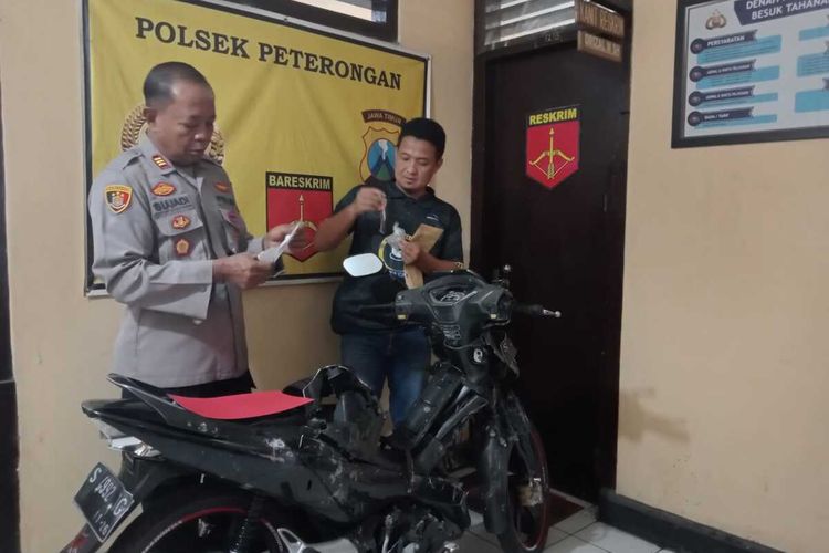 Kapolsek Peterongan AKP Sujadi (kiri), menunjukkan motor yang digunakan pelaku saat merampas kalung milik penjual cenil, di wilayah Peterongan, Kabupaten Jombang, Jawa Timur.