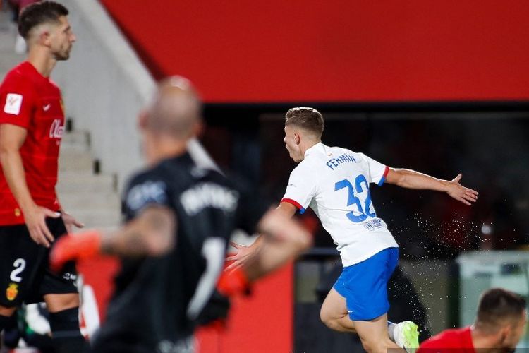 Gelandang Barcelona Fermin Lopez (jersey putih) melakukan selebrasi setelah mencetak gol pada pertandingan Liga Spanyol antara RCD Mallorca vs Barcelona di Stadion Mallorca Son Moix di Palma de Mallorca pada 26 September 2023.