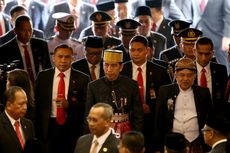 Dilapori Insiden Bendera Terbalik, Jokowi Manggut-manggut dan Senyum