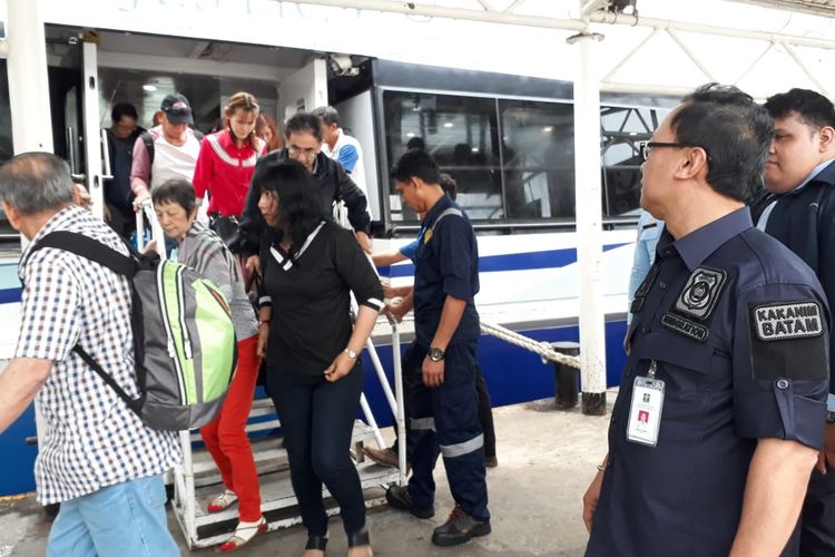 Kondisi Pelabuhan Ferry Internasional Batam Centre yang dipadati wisman asal Singapura dan Malaysia