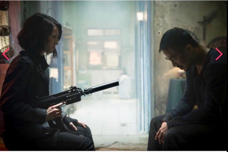 Julie Estelle dan Joe Taslim dalam salah satu cuplikan film The Night Comes for Us.