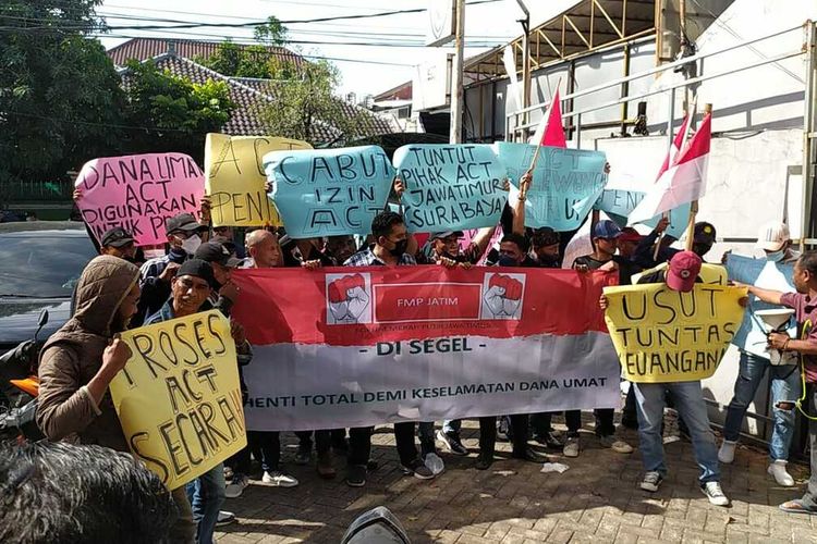 Massa aksi dari Forum Merah Putih (FMP) Jawa Timur mendatangi Kantor lembaga filantropi Aksi Cepat Tanggap (ACT) wilayah Jatim yang berlokasi di Jalan Gayungsari Barat X No 41, Gayungan, Surabaya, Jumat (15/7/2022) siang.